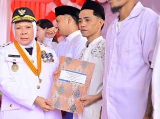 Wakil Gubernur Sulteng dr. Reny A. Lamadjido menyerahkan remisi bagi warga binaan Lapas Kelas IIA Palu saat HUT ke-80 RI. Foto: Tim Media Gubernur Sulteng 
