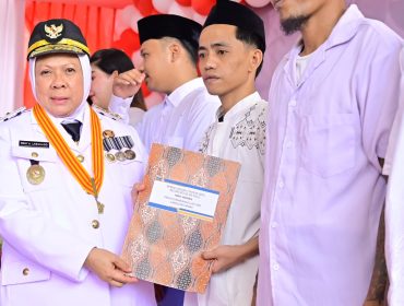 Wakil Gubernur Sulteng dr. Reny A. Lamadjido menyerahkan remisi bagi warga binaan Lapas Kelas IIA Palu saat HUT ke-80 RI. Foto: Tim Media Gubernur Sulteng 