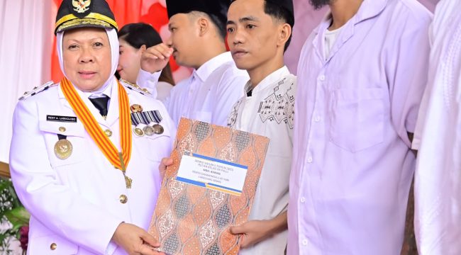 Wakil Gubernur Sulteng dr. Reny A. Lamadjido menyerahkan remisi bagi warga binaan Lapas Kelas IIA Palu saat HUT ke-80 RI. Foto: Tim Media Gubernur Sulteng 