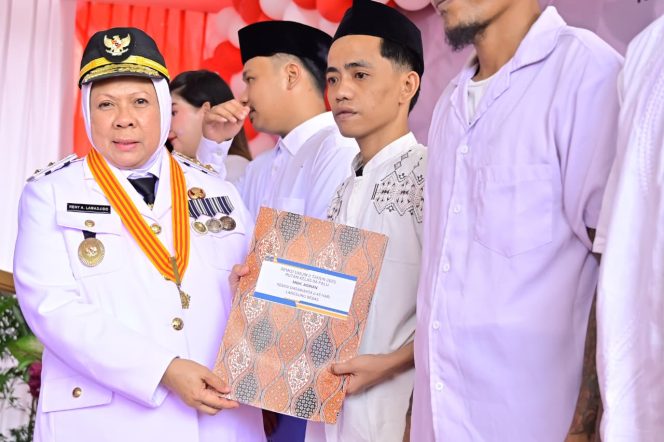 
 Wakil Gubernur Sulteng dr. Reny A. Lamadjido menyerahkan remisi bagi warga binaan Lapas Kelas IIA Palu saat HUT ke-80 RI. Foto: Tim Media Gubernur Sulteng 