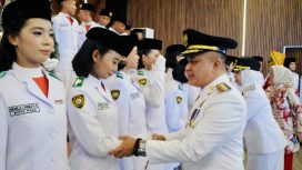 Wali Kota Palu Hadianto Rasyid memberi apresiasi kepada anggota Paskibraka 2025 usai Upacara HUT RI ke-80. Foto: Pemkot Palu