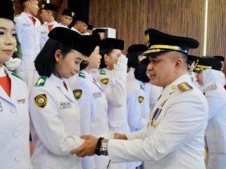 Wali Kota Palu Hadianto Rasyid memberi apresiasi kepada anggota Paskibraka 2025 usai Upacara HUT RI ke-80. Foto: Pemkot Palu