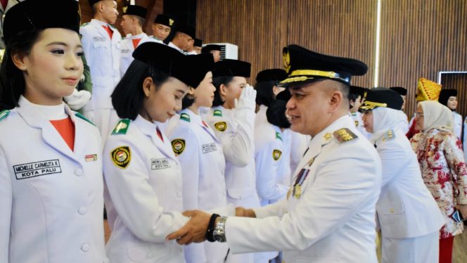 
 Wali Kota Palu Hadianto Rasyid memberi apresiasi kepada anggota Paskibraka 2025 usai Upacara HUT RI ke-80. Foto: Pemkot Palu