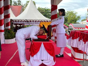 Momen haru Wali Kota Palu mencium Sang Saka Merah Putih sebelum penyerahan bendera pusaka kepada Paskibraka pada upacara peringatan HUT ke-80 Kemerdekaan Republik Indonesia, Minggu (17/8/2025). Foto: Pemkot Palu 
