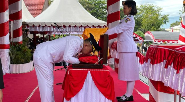 Momen haru Wali Kota Palu mencium Sang Saka Merah Putih sebelum penyerahan bendera pusaka kepada Paskibraka pada upacara peringatan HUT ke-80 Kemerdekaan Republik Indonesia, Minggu (17/8/2025). Foto: Pemkot Palu 

