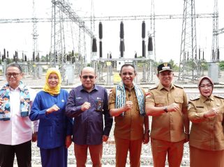 Gubernur Sulawesi Tengah Anwar Hafid bersama jajaran pejabat dan PLN saat peresmian Gardu Induk 150 kV Bungku, Morowali. Foto: Tim Media Gubernur Sulteng 
