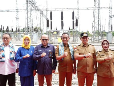 Gubernur Sulawesi Tengah Anwar Hafid bersama jajaran pejabat dan PLN saat peresmian Gardu Induk 150 kV Bungku, Morowali. Foto: Tim Media Gubernur Sulteng 

