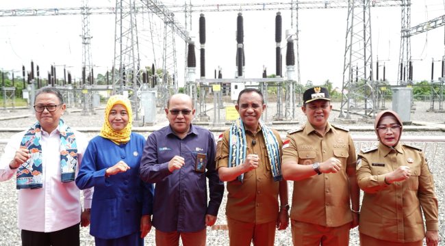 Gubernur Sulawesi Tengah Anwar Hafid bersama jajaran pejabat dan PLN saat peresmian Gardu Induk 150 kV Bungku, Morowali. Foto: Tim Media Gubernur Sulteng 
