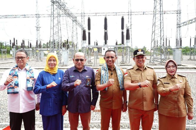 
 Gubernur Sulawesi Tengah Anwar Hafid bersama jajaran pejabat dan PLN saat peresmian Gardu Induk 150 kV Bungku, Morowali. Foto: Tim Media Gubernur Sulteng 
