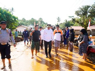 Tinjau Banjir Bandang di Morowali Utara, Gubernur Anwar Hafid Perintahkan Hentikan Tambang. Foto: Tim Media Gubernur Sulteng 