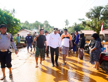 Tinjau Banjir Bandang di Morowali Utara, Gubernur Anwar Hafid Perintahkan Hentikan Tambang. Foto: Tim Media Gubernur Sulteng 