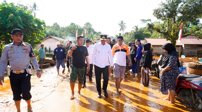 Tinjau Banjir Bandang di Morowali Utara, Gubernur Anwar Hafid Perintahkan Hentikan Tambang. Foto: Tim Media Gubernur Sulteng 