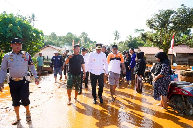 
 Tinjau Banjir Bandang di Morowali Utara, Gubernur Anwar Hafid Perintahkan Hentikan Tambang. Foto: Tim Media Gubernur Sulteng 