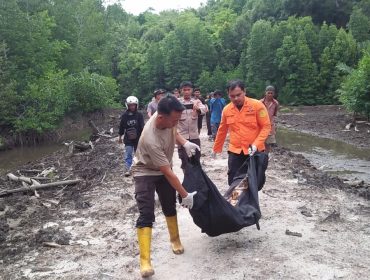 Petugas SAR mengevakuasi jenazah pemanah ikan yang hilang di perairan Sibaluton, Tolitoli, Minggu, 24 Agustus 2025. Foto: Dok. Tim SAR