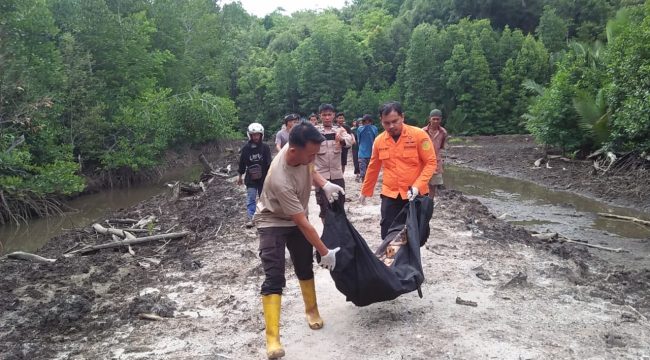 Petugas SAR mengevakuasi jenazah pemanah ikan yang hilang di perairan Sibaluton, Tolitoli, Minggu, 24 Agustus 2025. Foto: Dok. Tim SAR