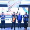 Gubernur Sulteng Anwar Hafid mengibarkan pataka KORMI usai serah terima tuan rumah FORNAS IX 2027 di Mataram, NTB. Foto: Dok. Pemprov Sulteng 
