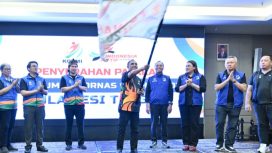 Gubernur Sulteng Anwar Hafid mengibarkan pataka KORMI usai serah terima tuan rumah FORNAS IX 2027 di Mataram, NTB. Foto: Dok. Pemprov Sulteng 