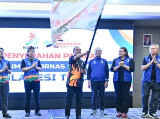 Gubernur Sulteng Anwar Hafid mengibarkan pataka KORMI usai serah terima tuan rumah FORNAS IX 2027 di Mataram, NTB. Foto: Dok. Pemprov Sulteng 
