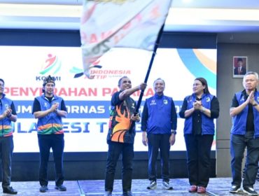 Gubernur Sulteng Anwar Hafid mengibarkan pataka KORMI usai serah terima tuan rumah FORNAS IX 2027 di Mataram, NTB. Foto: Dok. Pemprov Sulteng 