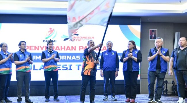 Gubernur Sulteng Anwar Hafid mengibarkan pataka KORMI usai serah terima tuan rumah FORNAS IX 2027 di Mataram, NTB. Foto: Dok. Pemprov Sulteng 