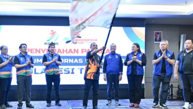 
 Gubernur Sulteng Anwar Hafid mengibarkan pataka KORMI usai serah terima tuan rumah FORNAS IX 2027 di Mataram, NTB. Foto: Dok. Pemprov Sulteng 