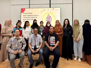 Para peserta dan fasilitator berfoto bersama usai pelatihan “UKM Tanggap Halal: Strategi Praktis Self-Declare via SIHALAL” di Palu, Kamis (31/7/2025). Foto: Dok. Telkom Regional 5