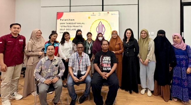 Para peserta dan fasilitator berfoto bersama usai pelatihan “UKM Tanggap Halal: Strategi Praktis Self-Declare via SIHALAL” di Palu, Kamis (31/7/2025). Foto: Dok. Telkom Regional 5