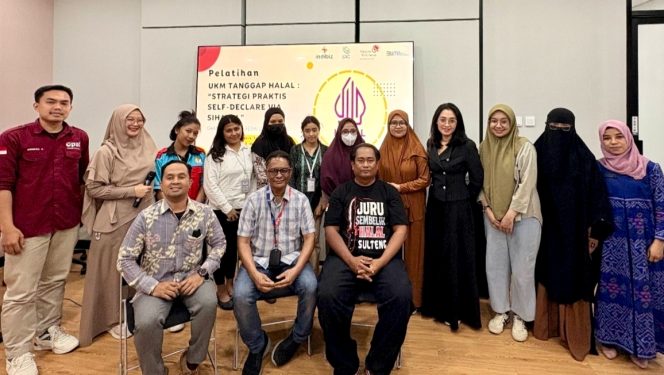 
 Para peserta dan fasilitator berfoto bersama usai pelatihan “UKM Tanggap Halal: Strategi Praktis Self-Declare via SIHALAL” di Palu, Kamis (31/7/2025). Foto: Dok. Telkom Regional 5