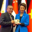 Wali Kota Palu Hadianto Rasyid bertukar cendera mata dengan Wali Kota Distrik Barat Daya Singapura Low Yen Ling di Forum ASEAN. Foto: Pemkot Palu 
