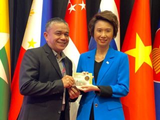 Wali Kota Palu Hadianto Rasyid bertukar cendera mata dengan Wali Kota Distrik Barat Daya Singapura Low Yen Ling di Forum ASEAN. Foto: Pemkot Palu 