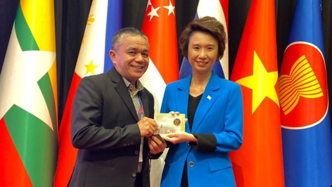 
 Wali Kota Palu Hadianto Rasyid bertukar cendera mata dengan Wali Kota Distrik Barat Daya Singapura Low Yen Ling di Forum ASEAN. Foto: Pemkot Palu 