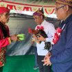 Gubernur Sulteng Anwar Hafid menerima penyambutan adat warga Banggaiba saat perayaan HUT ke-80 RI di Kulawi, Sigi. Foto: Tim Media Gubernur Sulteng