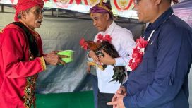 Gubernur Sulteng Anwar Hafid menerima penyambutan adat warga Banggaiba saat perayaan HUT ke-80 RI di Kulawi, Sigi. Foto: Tim Media Gubernur Sulteng