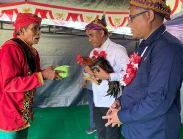 Gubernur Sulteng Anwar Hafid menerima penyambutan adat warga Banggaiba saat perayaan HUT ke-80 RI di Kulawi, Sigi. Foto: Tim Media Gubernur Sulteng