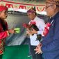 Gubernur Sulteng Anwar Hafid menerima penyambutan adat warga Banggaiba saat perayaan HUT ke-80 RI di Kulawi, Sigi. Foto: Tim Media Gubernur Sulteng