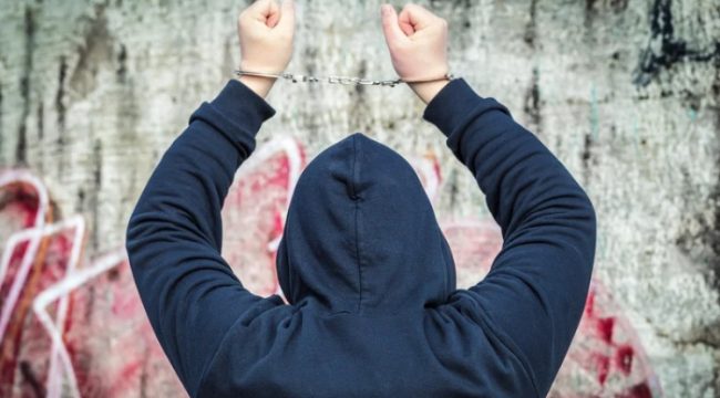 Ilustrasi pemuda dengan tangan diborgol. Foto: Dok. Cnv