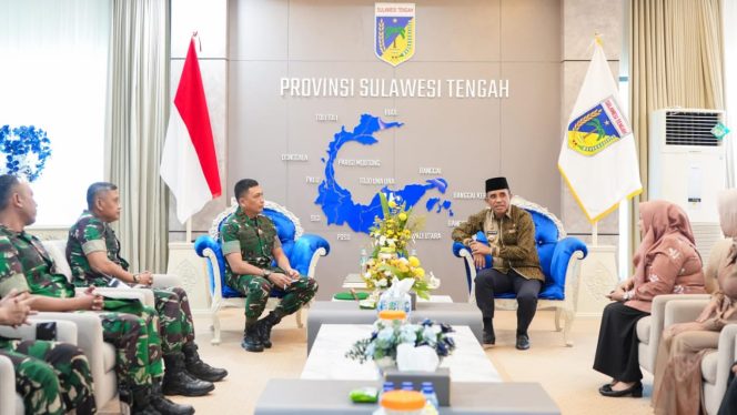 
 Gubernur Sulteng Anwar Hafid menerima silaturahmi Pangdam XXIII/Palaka Wira Mayjen TNI Jonathan Binsar Parluhutan Sianipar di Palu. Foto: Tim Media Gubernur Sulteng 