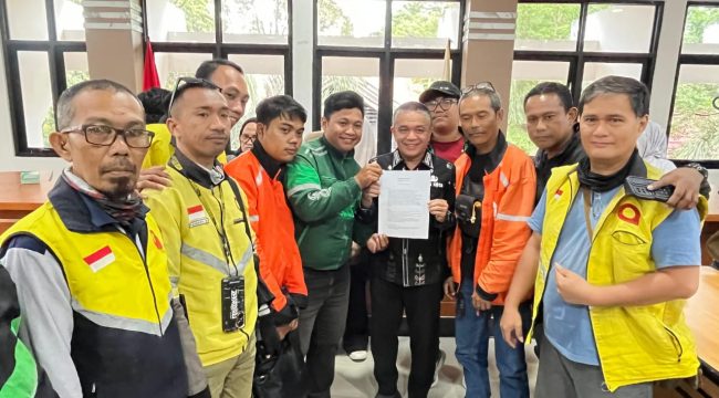 Wali Kota Palu bersama perwakilan ojek online usai menetapkan kebijakan parkir gratis di seluruh titik resmi kota. Foto: Pemkot Palu 