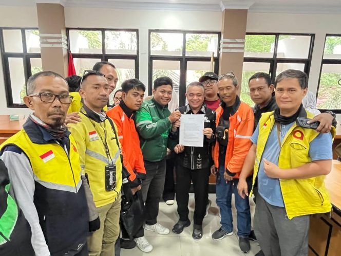 
 Wali Kota Palu bersama perwakilan ojek online usai menetapkan kebijakan parkir gratis di seluruh titik resmi kota. Foto: Pemkot Palu 