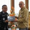 Wali Kota Palu, Hadianto Rasyid, menerima cendera mata dari Kepala BI Sulteng, Muhammad Irfan Sukarna, usai pertemuan resmi di Balai Kota. Foto: Pemkot Palu 