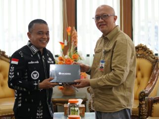 Wali Kota Palu, Hadianto Rasyid, menerima cendera mata dari Kepala BI Sulteng, Muhammad Irfan Sukarna, usai pertemuan resmi di Balai Kota. Foto: Pemkot Palu 