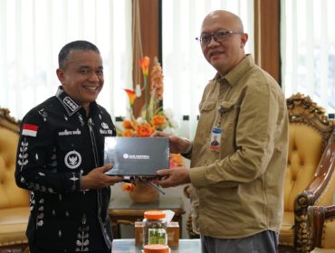Wali Kota Palu, Hadianto Rasyid, menerima cendera mata dari Kepala BI Sulteng, Muhammad Irfan Sukarna, usai pertemuan resmi di Balai Kota. Foto: Pemkot Palu 