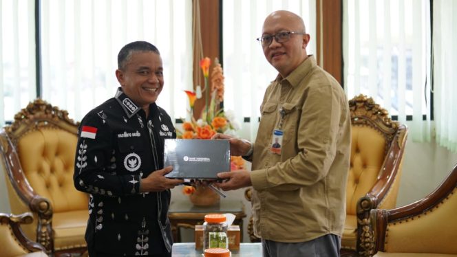 
 Wali Kota Palu, Hadianto Rasyid, menerima cendera mata dari Kepala BI Sulteng, Muhammad Irfan Sukarna, usai pertemuan resmi di Balai Kota. Foto: Pemkot Palu 