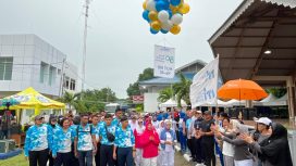 Sekretaris Daerah Kota Palu Irmayanti Pettalolo melepas peserta Jalan Santai RRI Fest 2025 di halaman RRI Palu, Sabtu (6/9/2025). Foto: Dok. Pemkot Palu 