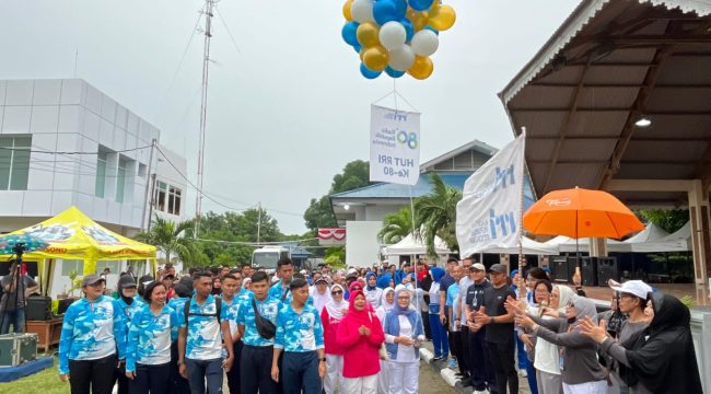 Sekretaris Daerah Kota Palu Irmayanti Pettalolo melepas peserta Jalan Santai RRI Fest 2025 di halaman RRI Palu, Sabtu (6/9/2025). Foto: Dok. Pemkot Palu 