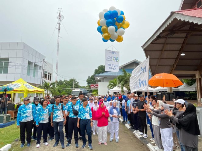 
 Sekretaris Daerah Kota Palu Irmayanti Pettalolo melepas peserta Jalan Santai RRI Fest 2025 di halaman RRI Palu, Sabtu (6/9/2025). Foto: Dok. Pemkot Palu 