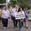 Kontingen Kecamatan Palu Selatan saat defile penutupan Porkot VI Palu 2025. Foto. Pemkot Palu 