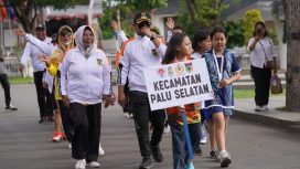 Kontingen Kecamatan Palu Selatan saat defile penutupan Porkot VI Palu 2025. Foto. Pemkot Palu 