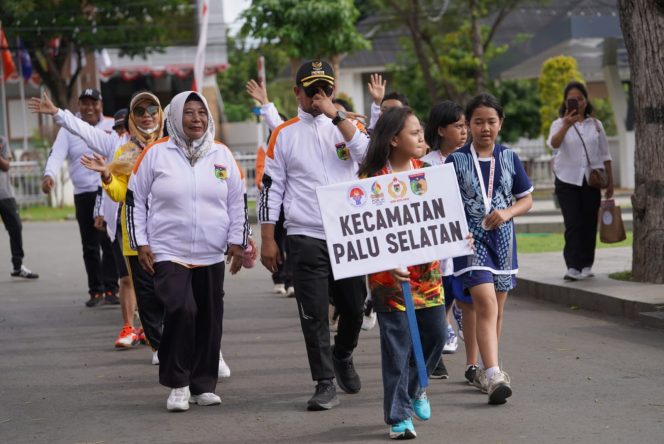 
 Kontingen Kecamatan Palu Selatan saat defile penutupan Porkot VI Palu 2025. Foto. Pemkot Palu 