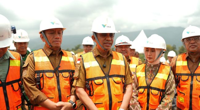 Gubernur Sulawesi Tengah Anwar Hafid meninjau proyek Bahodopi Blok 1 PT Vale Indonesia Tbk di Morowali. Foto: Tim Media Gubernur Sulteng 

